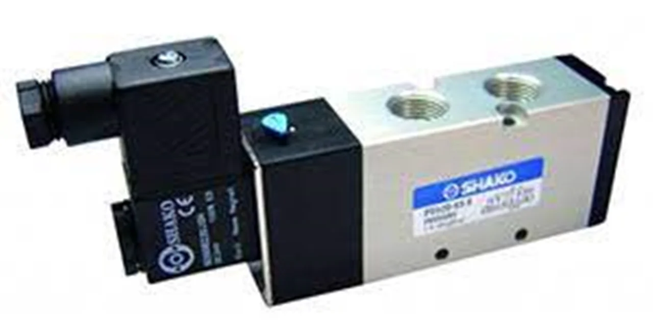 شیر شاکو  مدل ( PU520-04-S) 5/2 - 1/2  اینچ پنچ راه با بوبین برقی 220 ولت AC